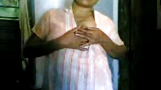 உற்சாகமான பொன்னிற ஸ்லட் சமையலறையில் ஒரு கடினமான நாய் ஃபக் அனுபவித்தார்
