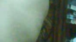 அழகான பொன்னிற பெண் சிகையலங்கார நிபுணரிடம் தனது பெரிய கொள்ளை மற்றும் ஜக்குகளைப் பற்றி தற்பெருமை காட்டுகிறார்